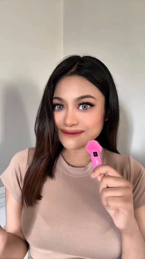 Instagram post by @ninarazman_ for Veimia. Caption reads: Soft fabric. Smooth shape. Veimia feels like....