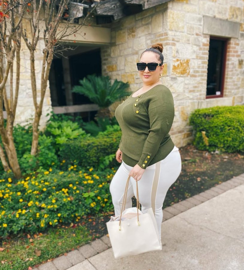 Instagram post by @i.am.ana.victoria for Fashion to Figure. Caption reads: Happy Tuesday 💕 
Sweater: @fashiontofigure.