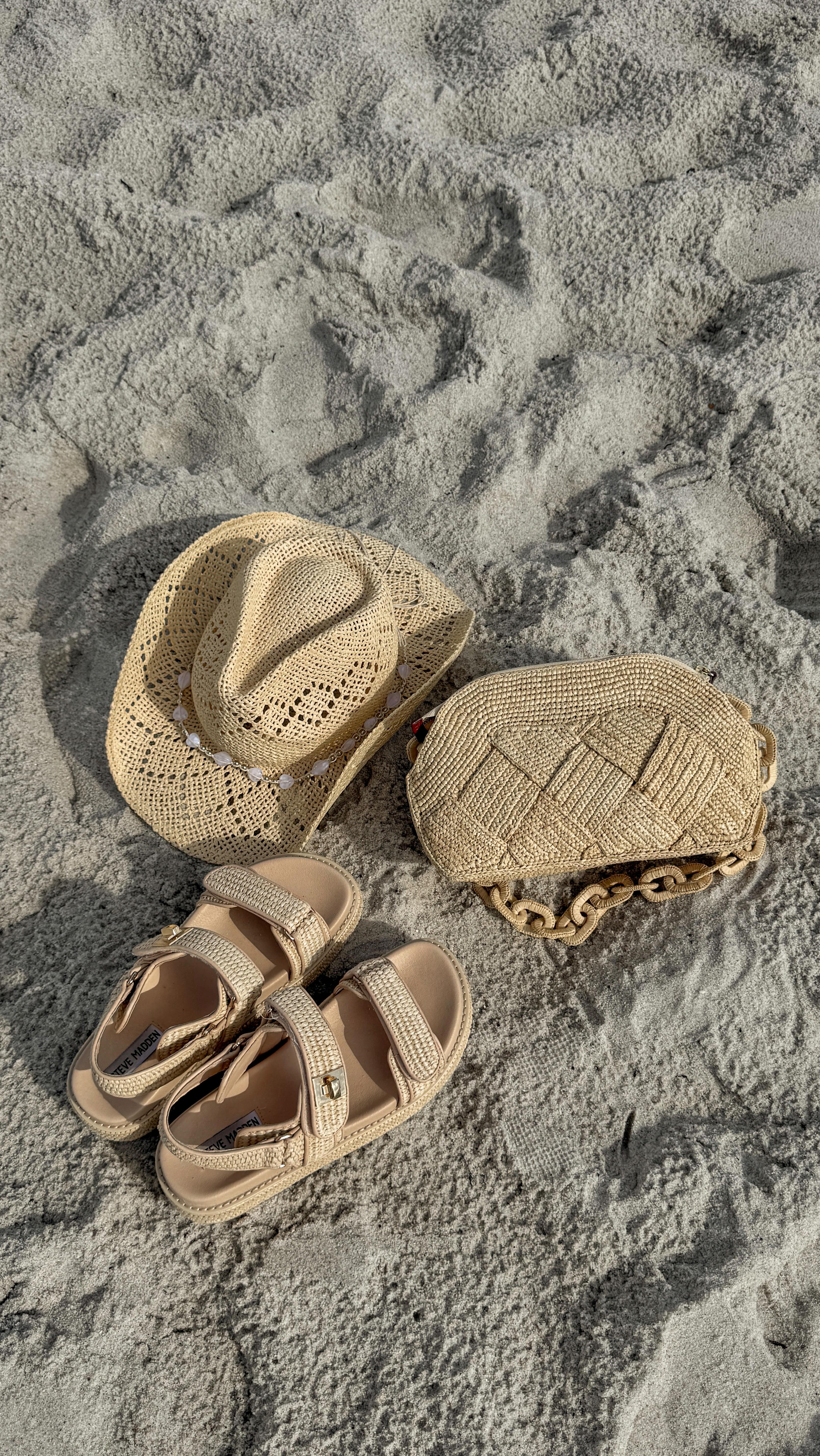 Instagram post by @ellyfernandez_ for Vestique. Caption reads: comfy sets have my 🩷 @vestique 

ad. use my code....