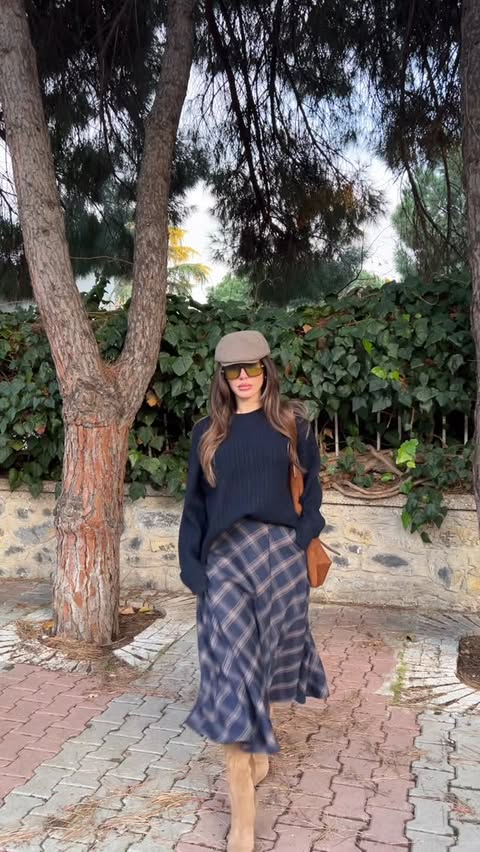 Instagram post by @serapphinakt for ZARA. Caption reads: [...] #advertising 

Çanta & Kazak & çizme : @zara....