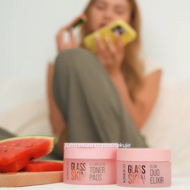 Instagram post by @juliazugaj for ROSSMANN. Caption reads: [reklama] Po intensywnym dniu pielęgnacja nie musi....