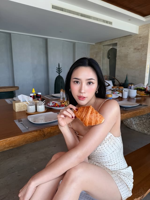 Instagram post by @ployranda for H&M. Caption reads: 🥐 @hm #hmthailand #ʜᴍxᴍᴇ.