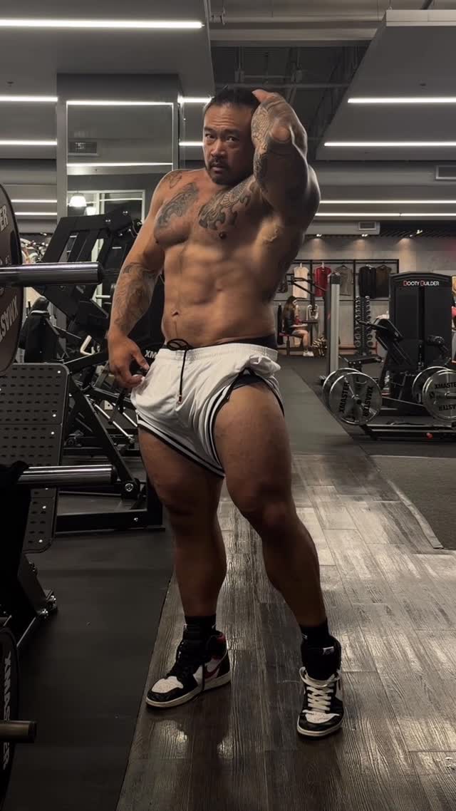 Instagram post by @that_hugeasian_guy for RP Strength. Caption reads: Physique update, 6 weeks into ‘lean bulk’. Waking....