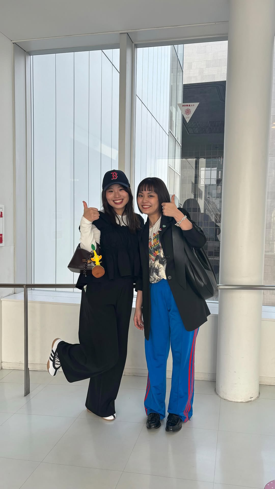 Instagram post by @chicogram26 for WaKsnap. Caption reads: ．
．💙💚🧡❤️💛🩷💜
．
． #春服コーデ #シティガール #シティボーイ....