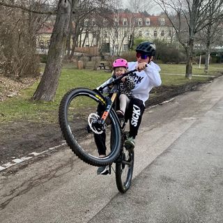 Instagram post by @boris_tetzlaff for Kids Ride Shotgun. Caption reads: familywheeliewednesday 💥😎 thx @kidsrideshotgun....