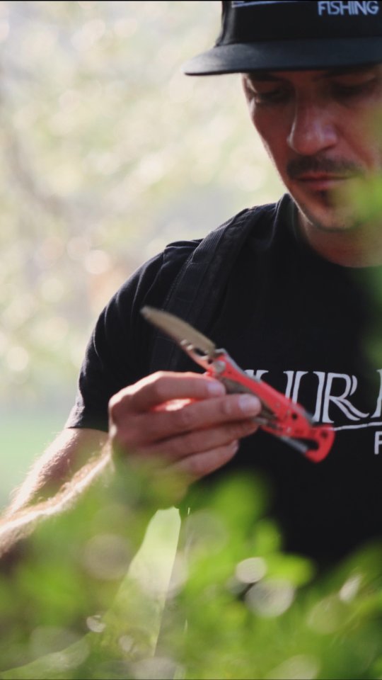 Instagram post by @lured_fishing for Leatherman. Caption reads: Skeletool CX de @leathermanespana 

#Skeletool....