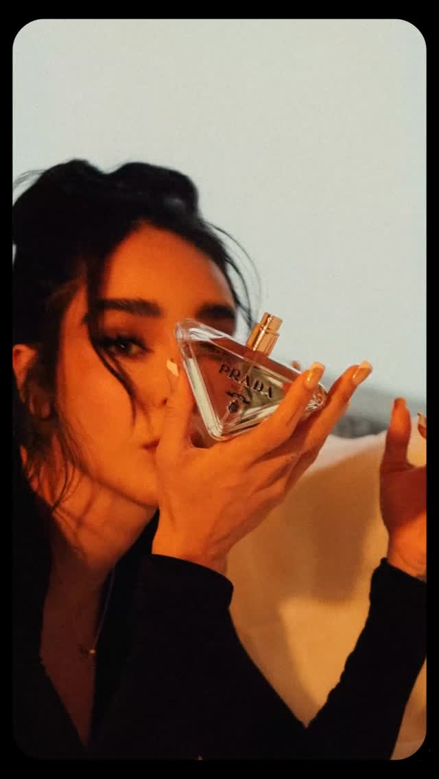 Instagram post by @manelyk_oficial for Prada Beauty. Caption reads: @pradabeauty 

#publicidad #makeup #fragancia....