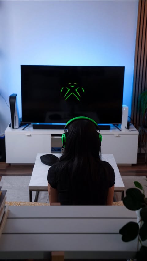 Instagram post by @chanel.tech for Razer. Caption reads: [...] send them my way 👀 Big thank you to @razer....
