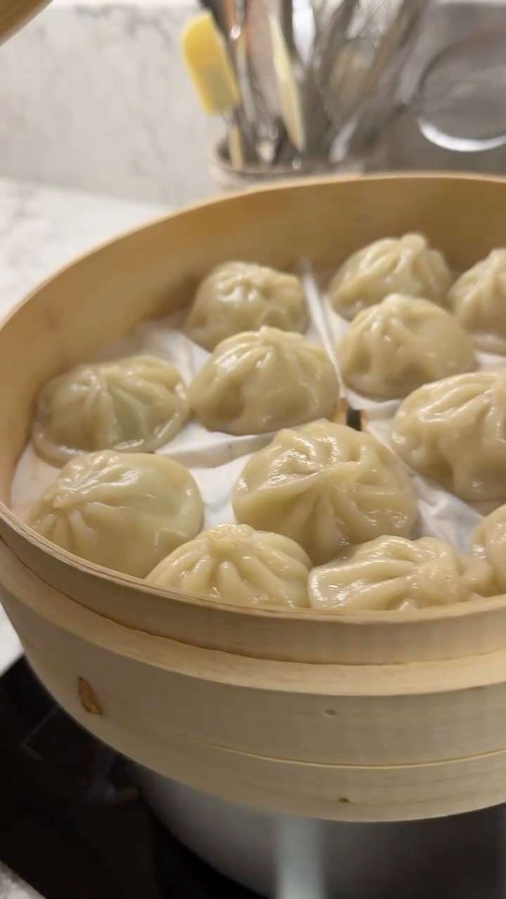 Instagram post by @vendelawho for bibigo Japan. Caption reads: Squid game 2 x bibigo 🦑🇰🇷
Koreansk TV-serie och....