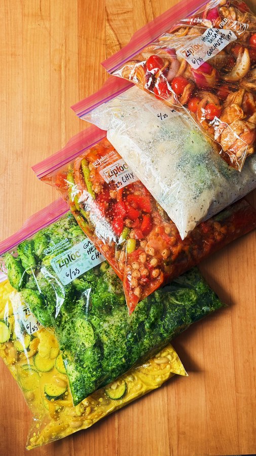 Instagram post by @carolinagelen for Ziploc. Caption reads: #ZiplocPartner 5 EASY DINNERS PREPPED IN JUST 1....