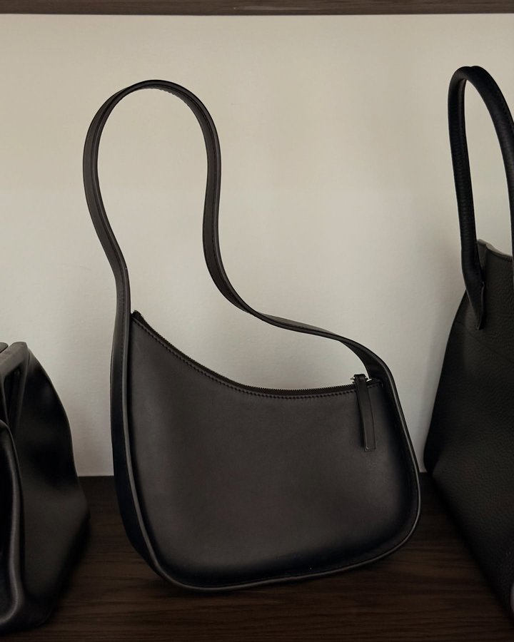 Instagram post by @loulou for JIL SANDER. Caption reads: Anzeige 🍐🥒🍋‍🟩🌼🪷🌸🌷 
Pants @jilsander 
Top....