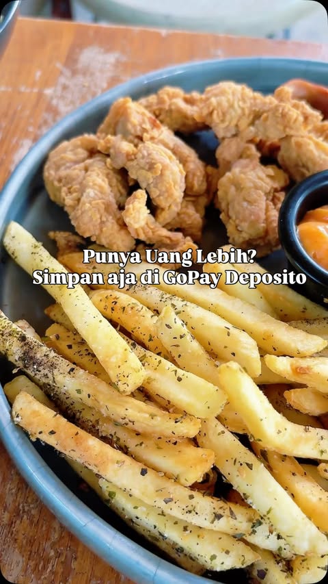 Instagram post by @widia_atmadja for GoPay Indonesia. Caption reads: [...] simpan uangmu biar ikut kerja! 💸....