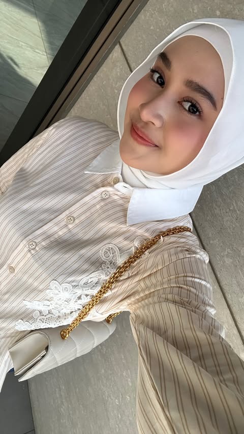 Instagram post by @rahmazrh for Glad2Glow. Caption reads: [...] Sekarang aku lagi rutin pakai @glad2glow....