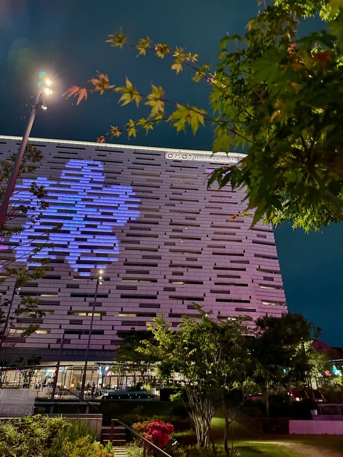 Instagram post by @amour_tiara_xx for OMO by Hoshino Resorts. Caption reads: 【OMO7大阪のお楽しみ】 夜になるとまた雰囲気が変わって お庭が明るくて楽しい空間に🌟....