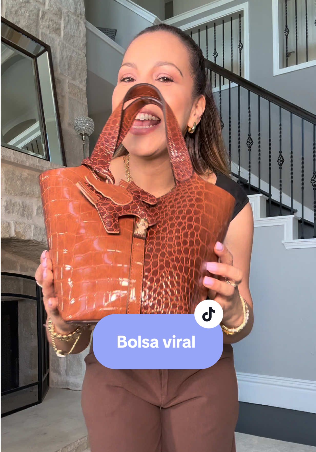 TikTok post by @dcg_zz for HKCLUF US. Caption reads: Bolsa viral que necesitas súper bonita @HKCLUF US....