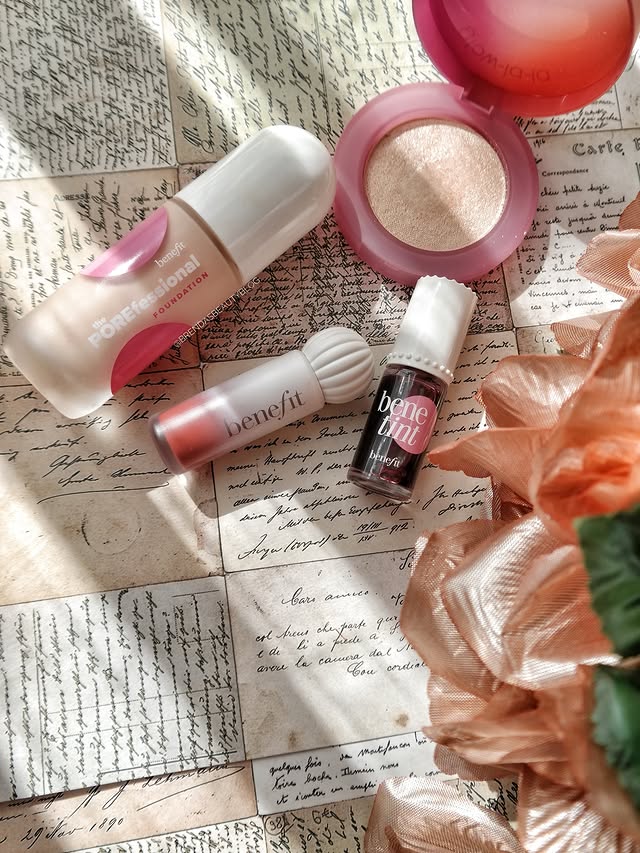 Instagram post by an influencer for Benefit Cosmetics. Caption reads: #giftedbybenefitcosmetics @benefitcosmetics 💄....