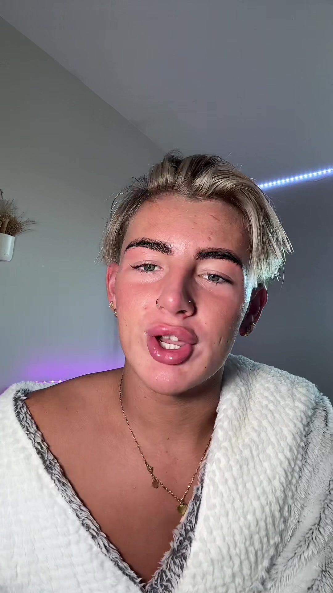 TikTok post by @kylejohnx for UNICORN COSMETICS. Caption reads: Last min Christmas market plans.. Not sure on the....