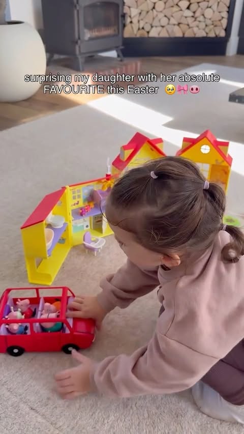 Instagram post by @niicolecorrales for Peppa Pig. Caption reads: [...] I got to surprise her with the latest Peppa....