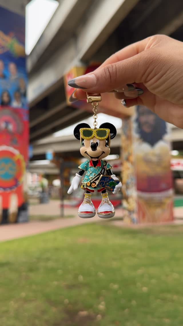 Instagram post by @darthdarlin_ for BaubleBar. Caption reads: [...] my city ☀️

Summer Mickey keychain by....
