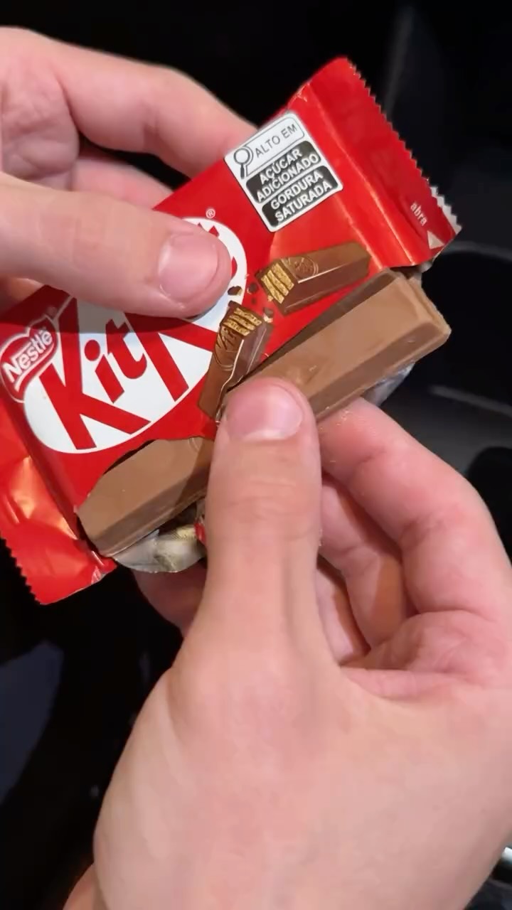 Instagram post by @bellini.muri for KitKat. Caption reads: Conhecer um país é legal, mas vários cansa… que....
