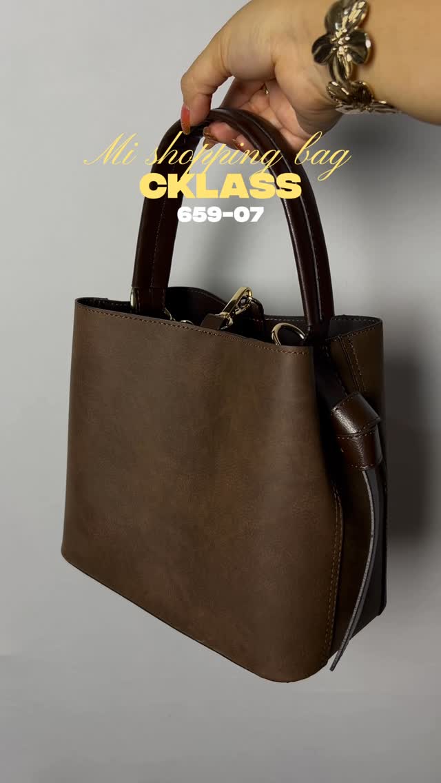 Instagram post by @celeste__alvarez for Cklass. Caption reads: Mi shopping bag de @cklassoficial !!🛍️✨💋🫶🏻....