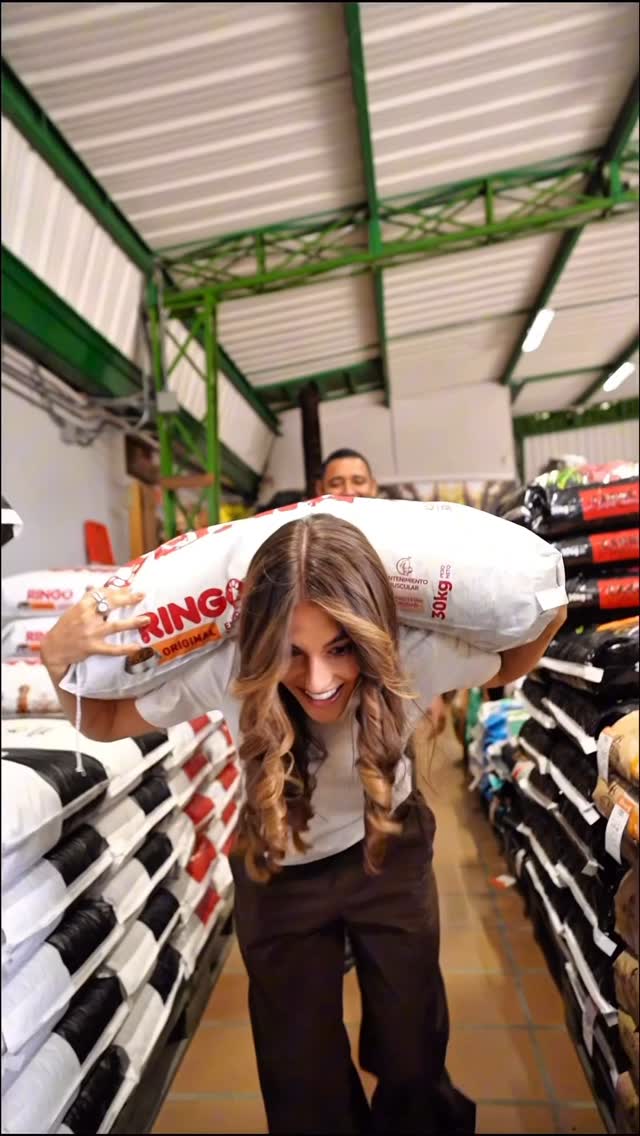 Instagram post by @danielaarangoa for INDRIVE. Caption reads: te quedas con 10 mil o Donamos 30kg de alimento a....