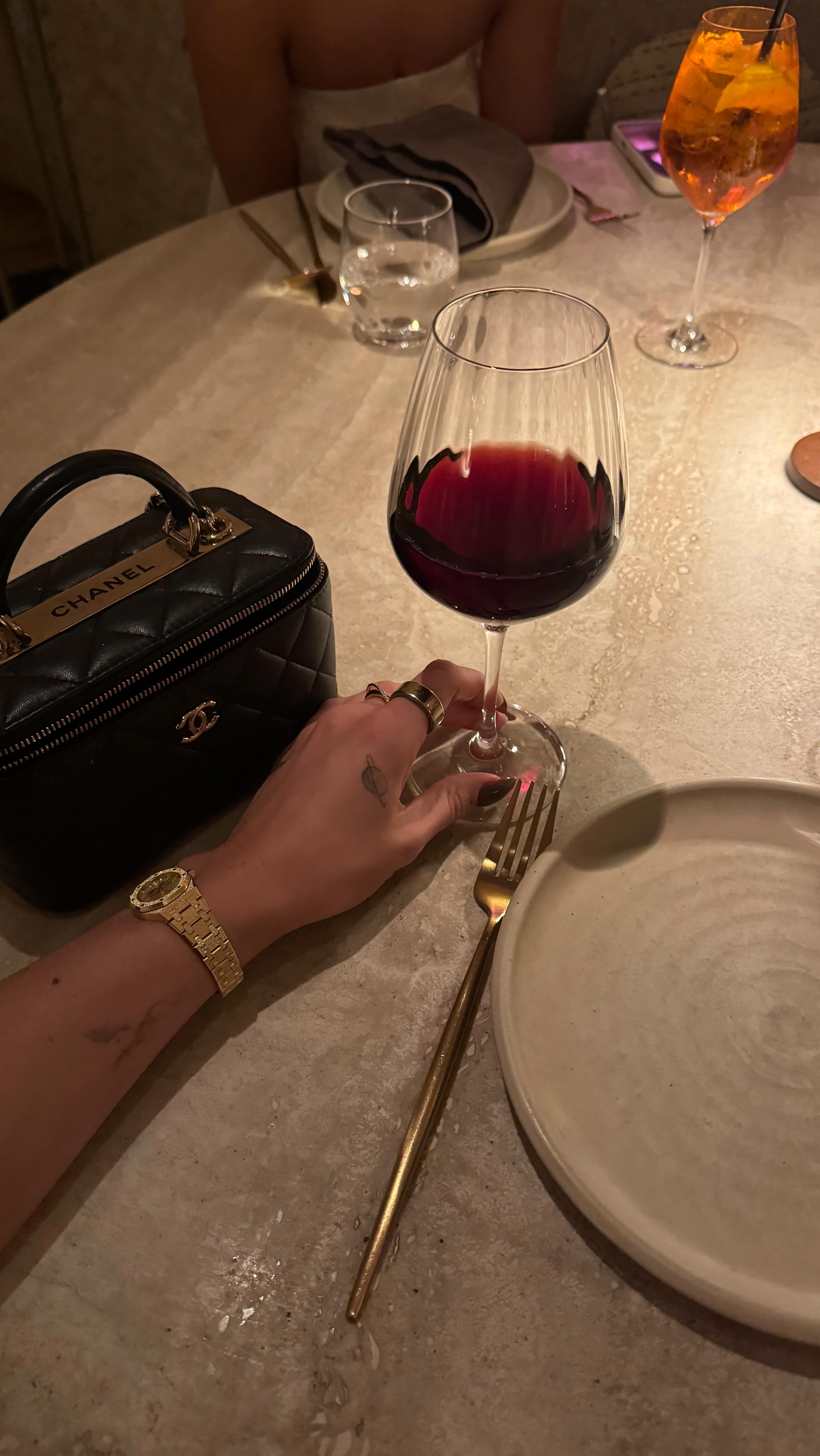 Instagram post by @mialaurengreen for EvolveYou. Caption reads: My main priorities when trying to grow my glutes....