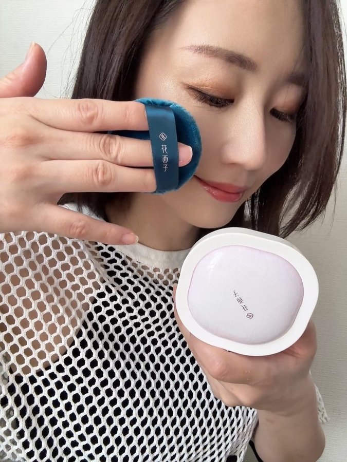 Instagram post by @eri__na_ for Florasis. Caption reads: [...] FLORASIS｜フローラシス
@florasis.jp 

✔︎︎︎︎玉容桃花....