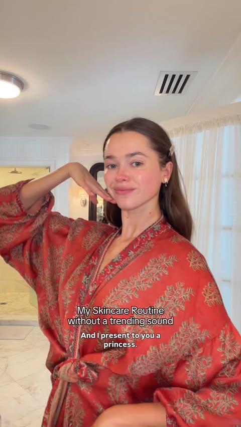 Instagram post by @valerialipovetsky for Babor. Caption reads: [...] glow is glowing ✨

Nutri Restore Ampoule....