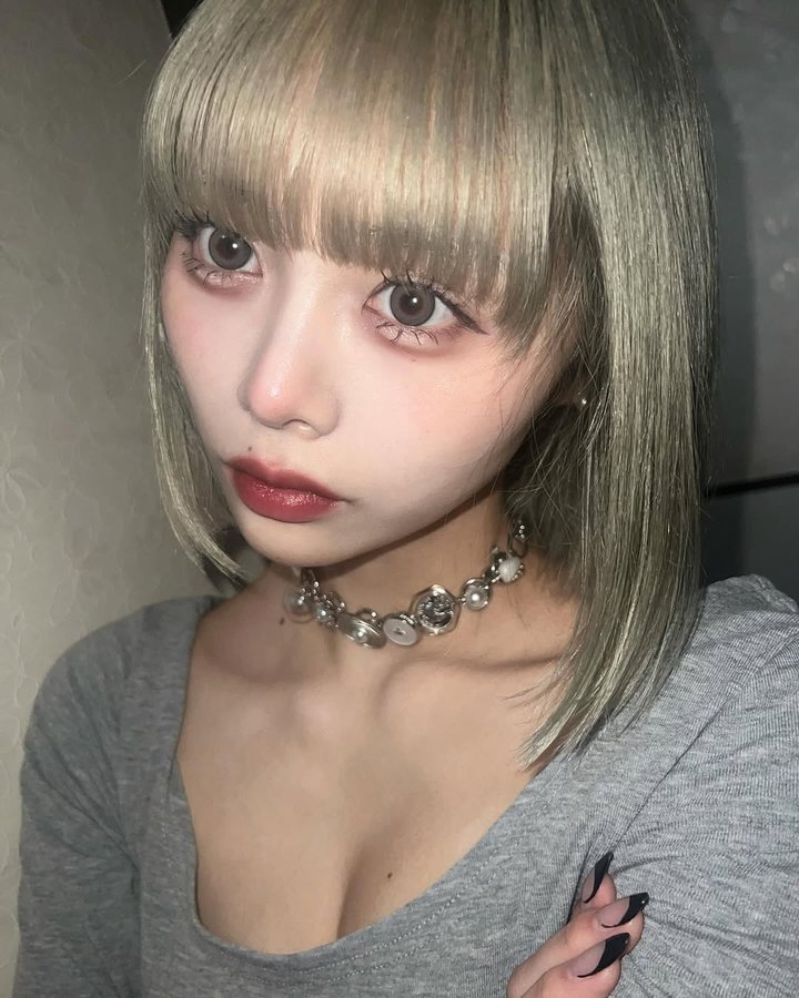 Instagram post by @_ma._.96_ for Queen Eyes. Caption reads: LARMEのカラコン初めて使ってみた！ 今の髪色と抜群に合っててめっちゃかわいいㅠ ̫ㅠ♡....