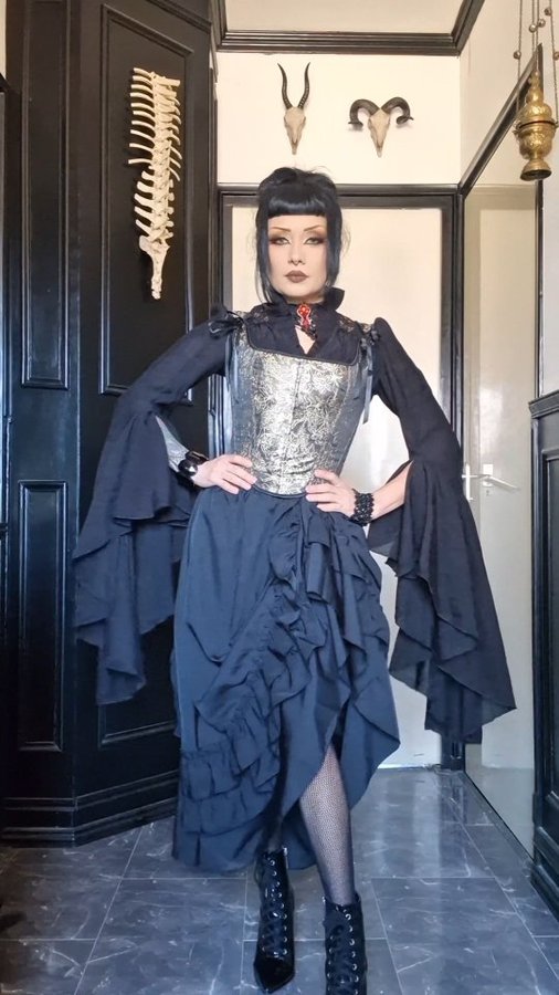 Instagram post by @anarosapano for Punkdesign Shop. Caption reads: [...] tells a story…
 and this look from....