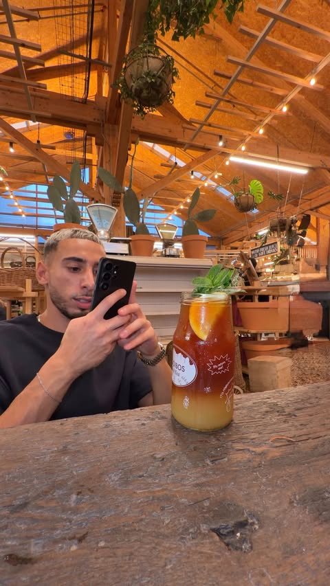 Instagram post by @twoislam for Samsung. Caption reads: [...] and there are no rules 🦐 with my Samsung....