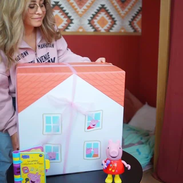 Instagram post by @famillefanich for Hasbro. Caption reads: La magie de peppa pig
@officialpeppa à portée de....