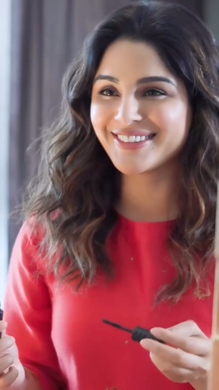 Instagram post by @iamsamyuktha_ for Foxtale. Caption reads: The glow that never quits, powered by @foxtaleskin....