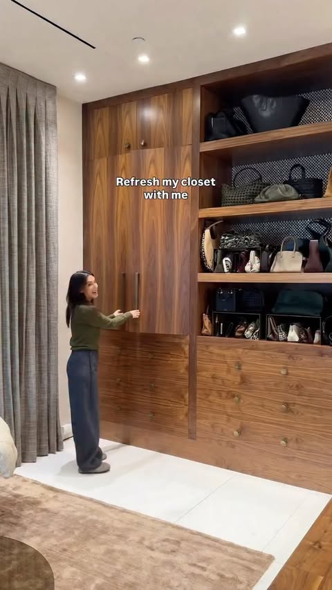 Instagram post by an influencer for Banana Republic. Caption reads: [...] 🤌🏻 So easy with the @bananarepublic Cyber....