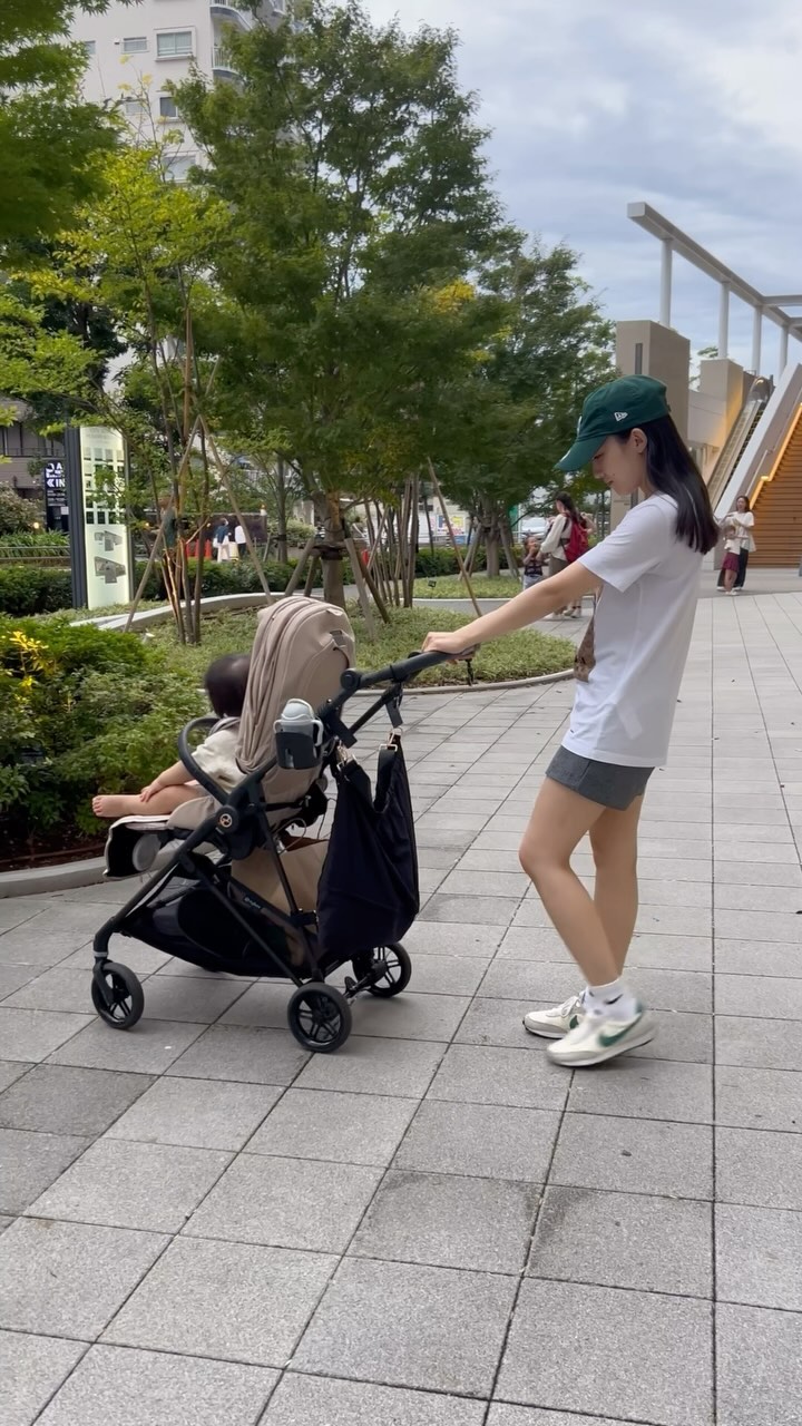 Instagram post by @kanako_nagura for FABOMI. Caption reads: Kirarilyのベビーカーアンダーバッグ
　
　
荷物が多くなるベビーカーでのおでかけも安心！
2....