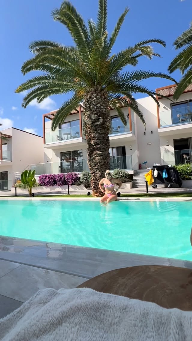 Instagram post by @jesskinggg__x for 2bTanned. Caption reads: [...] #girly #vlog #contentcreator #explorepage....