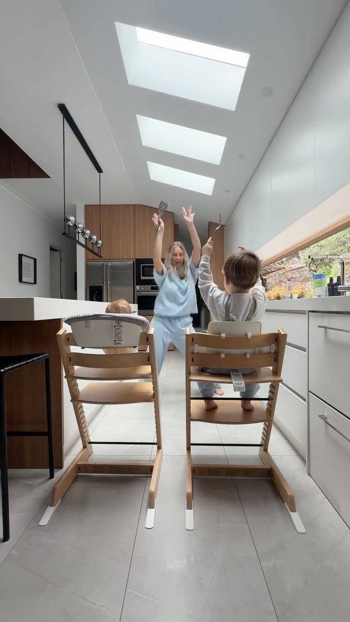 Instagram post by @lanamurphy__ for Stokke. Caption reads: Who doesn’t love dinner and a show?

My heart....