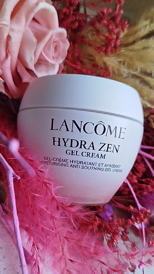 Instagram post by @helenae.v for Skeepers. Caption reads: regalo de Lancôme

🩷 Hydra Zen Crema....