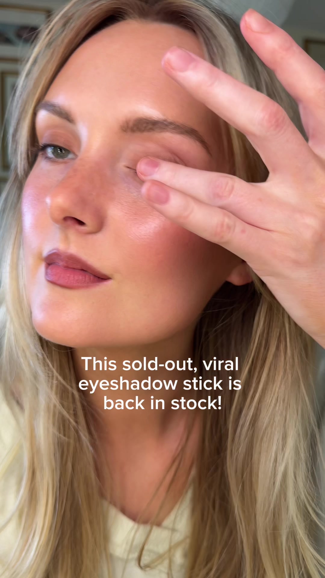 TikTok post by @anna_annora for ILIA Beauty. Caption reads: #iliapartner The @ILIA Beauty eye stylus eyeshadow....