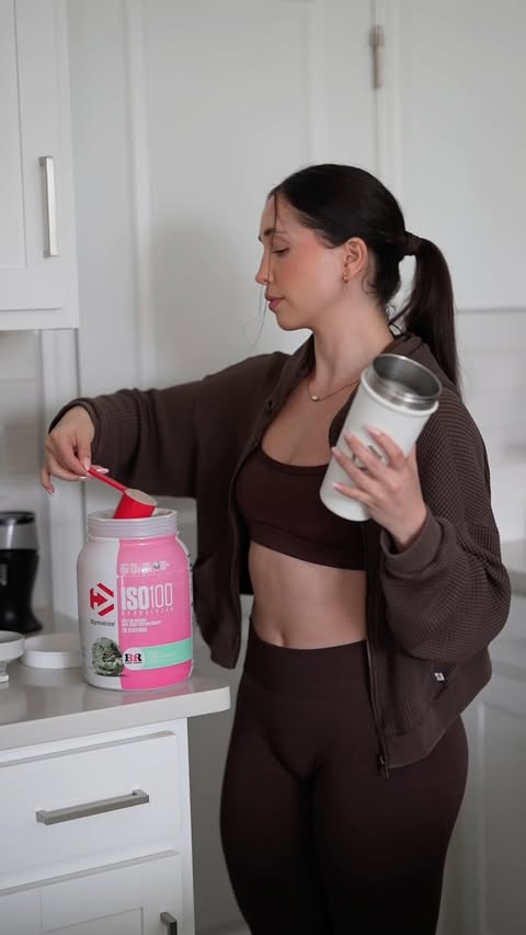 Instagram post by @prisci_corona for Dymatize. Caption reads: [...] 3x30 drop set Post workout shake @dymatize |....