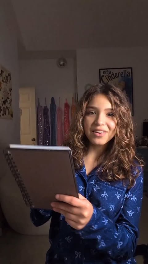 Instagram post by @_roxy_allure_ for Evereden. Caption reads: [...] BE ON MY CHRISTMAS WISHLIST ⛄🎄🎀....