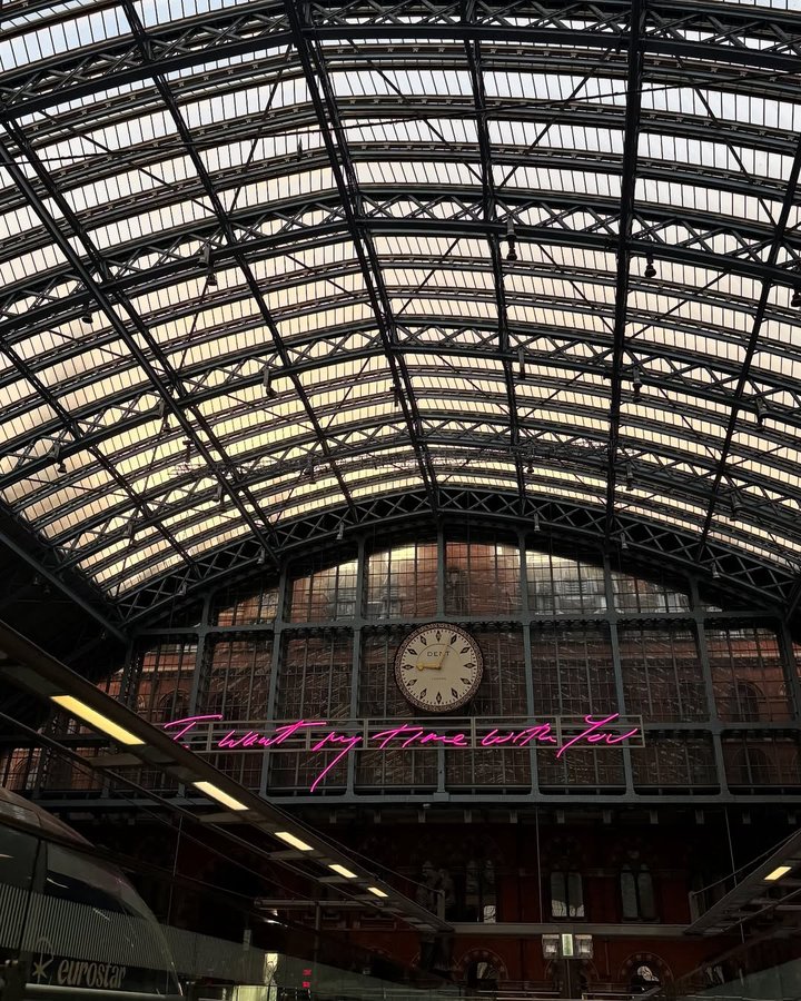 Instagram post by @roseandmusc for VANESSA BRUNO. Caption reads: London for the holidays ✨💫
Full look....