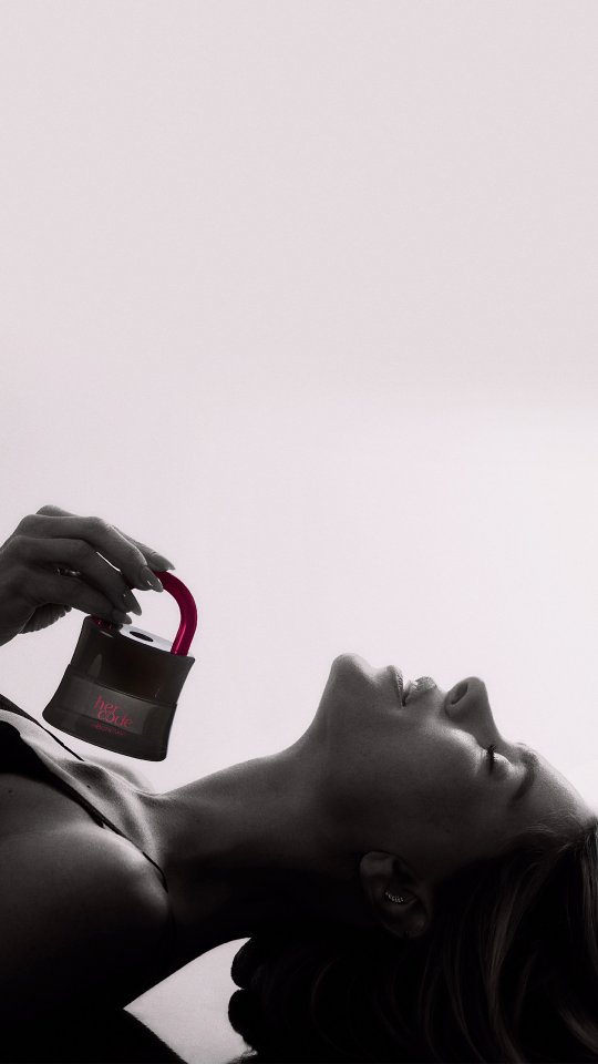 Instagram post by @loracarola for O Boticário. Caption reads: Nada pode parar o seu prazer. Nem hoje, nem....