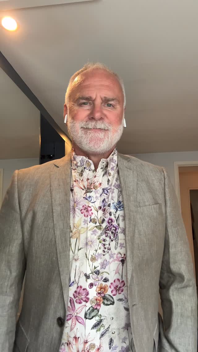 Instagram post by @richardgodfrayhoare for Yiume. Caption reads: I just love my Yiume shirts 👕 Get 10% off with....