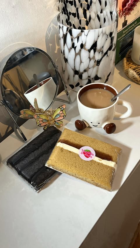 Instagram post by @eat.withshan for MailBakes. Caption reads: [...] cake delivered straight to your door!....