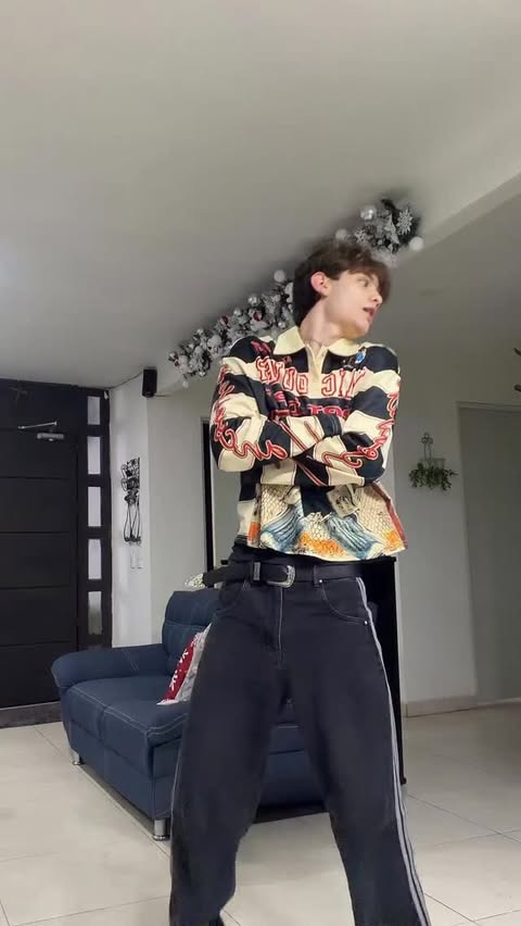 Instagram post by @steve_glezz for ROMWE. Caption reads: [...] #twicestrategy #kpop #once #TWICEWORLDTOUR....