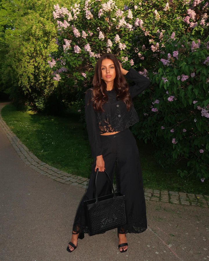 Instagram post by @iamcarriekirsten for KARL LAGERFELD. Caption reads: Kolekce KARL LAGERFELD SS25 toho nabízí opravdu....