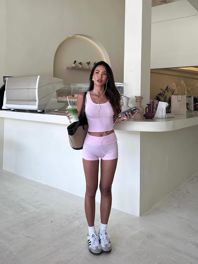 Instagram post by @fewnatcha for Elite Eleven Sporting. Caption reads: 🎀🍵☁️ @eliteelevensporting Black Friday sale is....