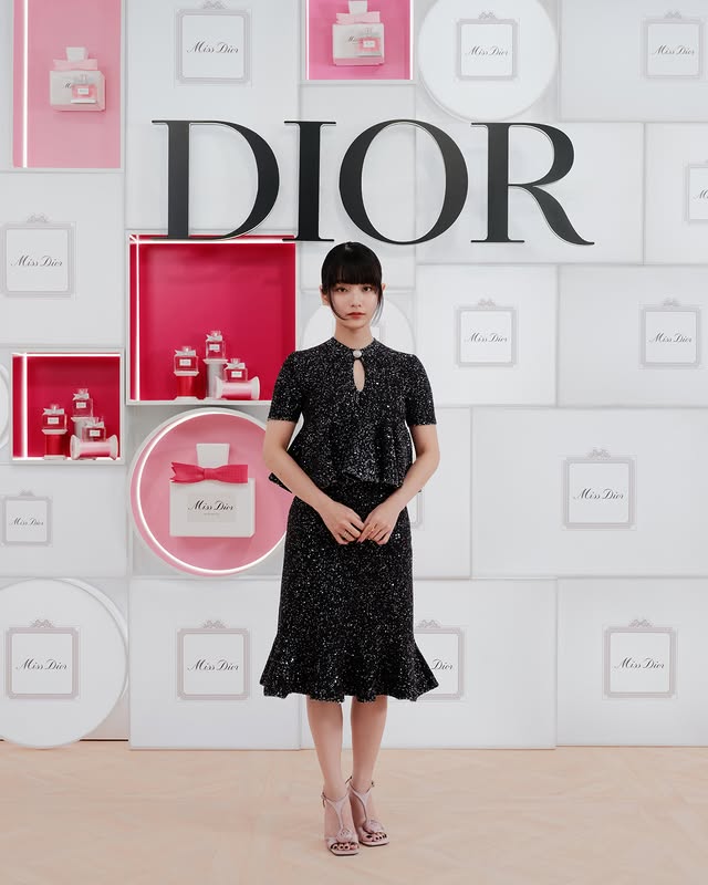 Instagram post by @makita_aju for Dior. Caption reads: [...] フレッシュさと甘さのバランスが良くて、 どんな場面でも使えそうです🌹....